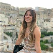 studentessa universitaria impartisce lezioni di inglese e di conversazione inglese per bambini e ragazzi del liceo